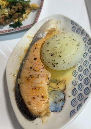 甘塩鮭と玉ねぎのバタポン〜レンジで-レシピのメイン写真