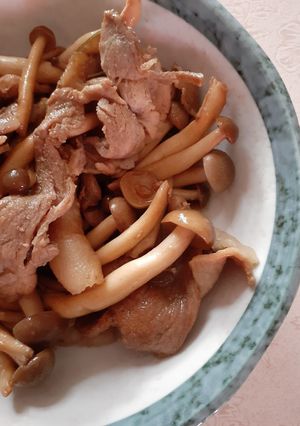 簡単★薄切り肉としめじのローズマリー炒め-レシピのメイン写真