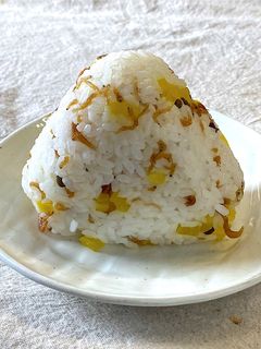 ザ和✨ちりめん山椒と沢庵のおにぎり-レシピのメイン写真