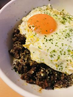 牛挽肉丼●あまからそぼろの目玉焼きごはん-レシピのメイン写真