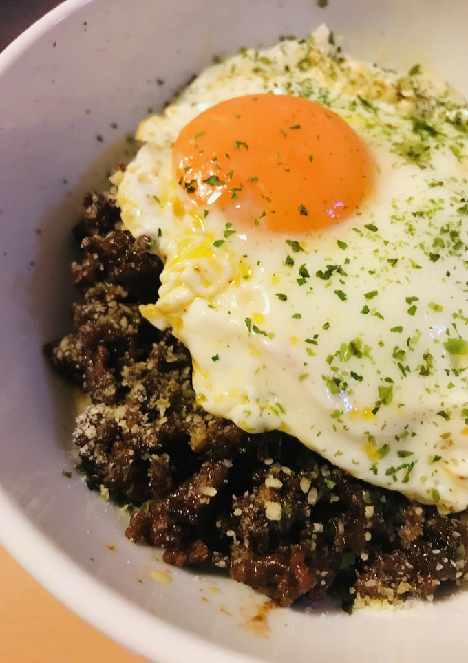 牛挽肉丼●あまからそぼろの目玉焼きごはん-レシピのメイン写真