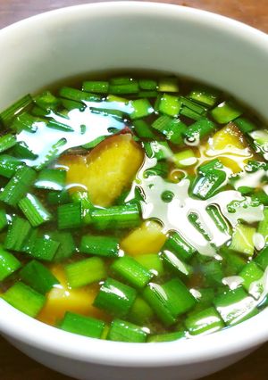 さつま芋と生ニラのお味噌汁-レシピのメイン写真
