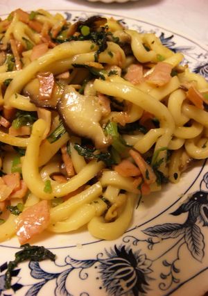 春菊とベーコンの焼きうどん-レシピのメイン写真