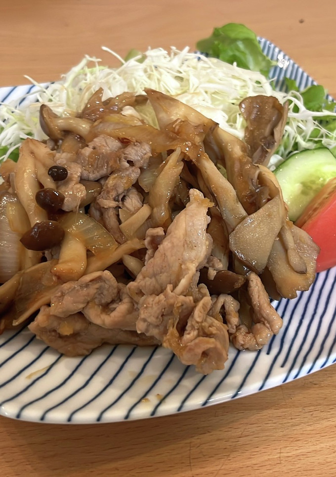 キノコでカサ増し！豚こまの生姜焼き-レシピのメイン写真