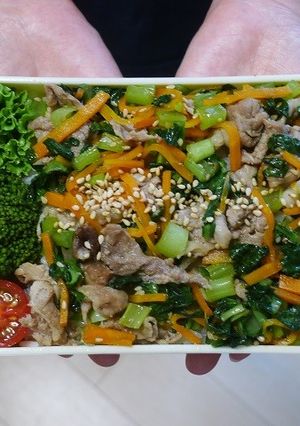レンジde豚小間と小松菜と人参の丼弁当-レシピのメイン写真