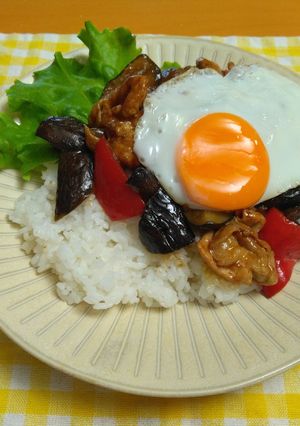 【美人レシピ】豚肉と夏野菜のロコモコ丼-レシピのメイン写真