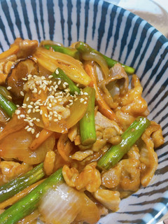 豚こまとにんにくの芽の韓国風コチュ炒め丼-レシピのメイン写真