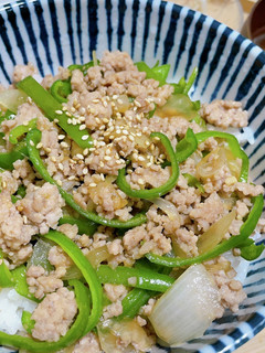 豚ミンチとピーマンのオイスター丼-レシピのメイン写真