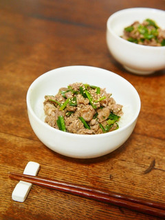 レンジde豚こま肉とニラのスパイシー丼-レシピのメイン写真