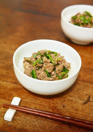 レンジde豚こま肉とニラのスパイシー丼-レシピのメイン写真