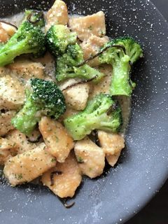 鶏胸肉とブロッコリーのクリーム塩昆布炒め-レシピのメイン写真