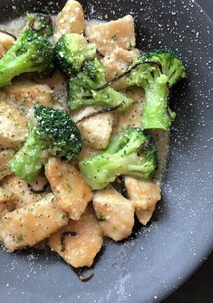 鶏胸肉とブロッコリーのクリーム塩昆布炒め-レシピのメイン写真