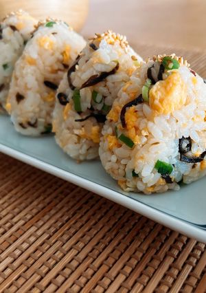 たまごと塩こんぶのおにぎり-レシピのメイン写真