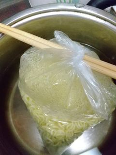 ビニール袋でラーメンを作る方法-レシピのメイン写真