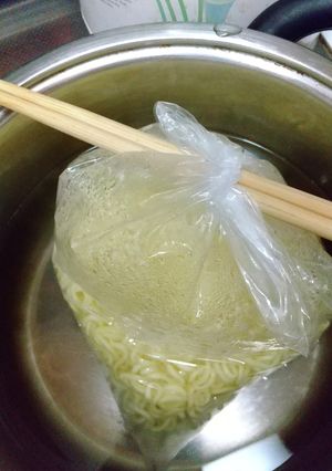 ビニール袋でラーメンを作る方法-レシピのメイン写真