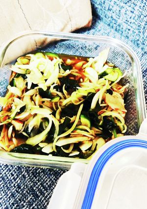 玉ねぎとカニカマとワカメきゅうりの酢の物-レシピのメイン写真