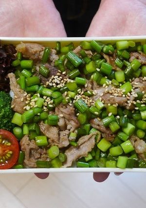 レンジde豚こま肉とニンニクの芽の丼弁当-レシピのメイン写真