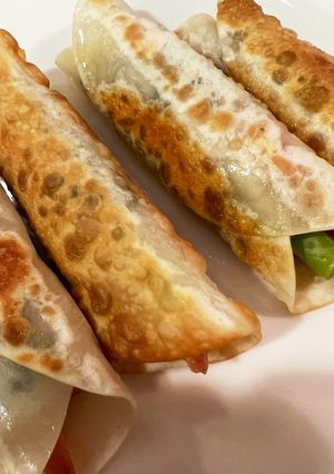 ソーセージとチーズの餃子の皮巻き焼き-レシピのメイン写真