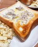 4枚切りのバターしらすトースト
