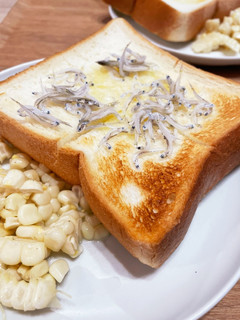 4枚切りのバターしらすトースト-レシピのメイン写真