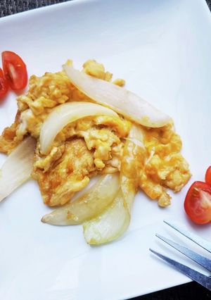 朝食！玉ねぎ入りふわふわ卵プチトマト添え-レシピのメイン写真