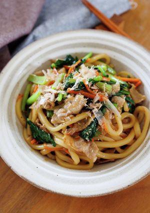 小松菜と豚肉の焼うどん。味付け簡単♪-レシピのメイン写真