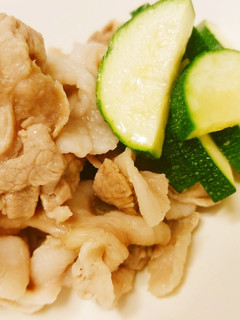 簡単!豚肉ズッキーニのレモン蒸し-レシピのメイン写真