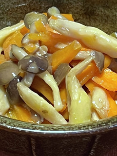 作り置き簡単♡弁当♡シメジと人参きんぴら-レシピのメイン写真