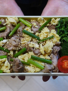 豚こま肉とニンニクの芽と卵の丼弁当-レシピのメイン写真