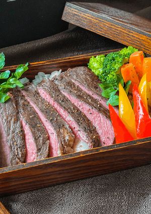 56℃,85℃ 牧草牛ステーキ弁当：極上-レシピのメイン写真