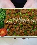 ひき肉とニンニクの芽のピリ辛豆板醤丼弁当