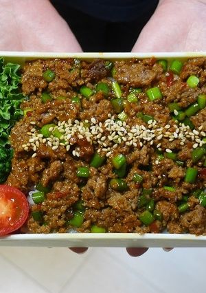 ひき肉とニンニクの芽のピリ辛豆板醤丼弁当-レシピのメイン写真