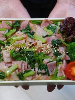 ごま油香る♪小松菜とベーコンの丼弁当-レシピのメイン写真