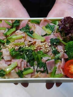 ごま油香る♪小松菜とベーコンの丼弁当-レシピのメイン写真