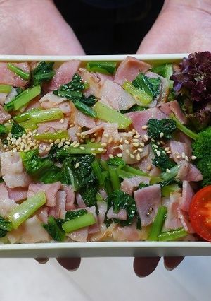 ごま油香る♪小松菜とベーコンの丼弁当-レシピのメイン写真