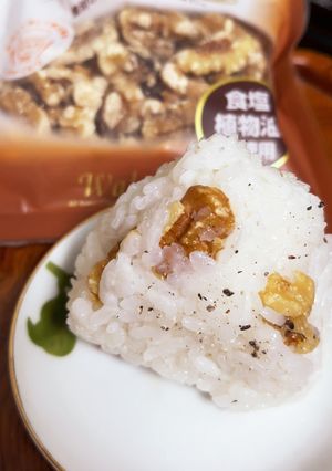 冷やご飯で胡桃のおにぎり-レシピのメイン写真