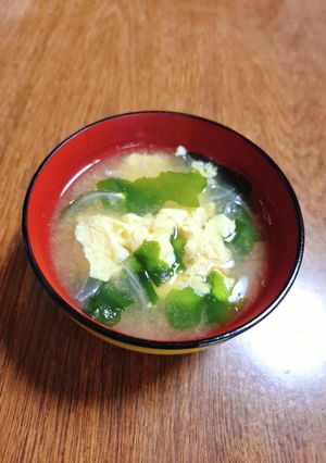 卵がふわふわ♡玉ねぎわかめのお味噌汁-レシピのメイン写真