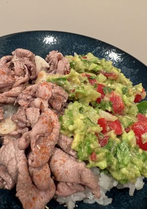 ワカモレとラムのガーリック炒め丼-レシピのメイン写真