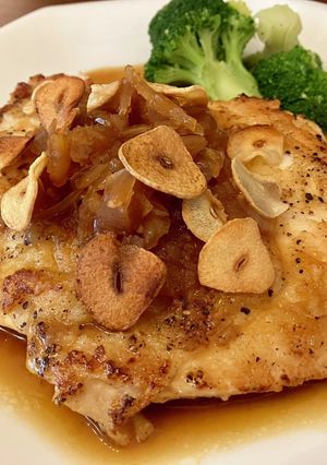 鶏むね肉のステーキ★にんにく玉ねぎタレ-レシピのメイン写真
