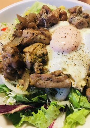 市販サラダ活用●鶏肉の月見ソテーソース-レシピのメイン写真