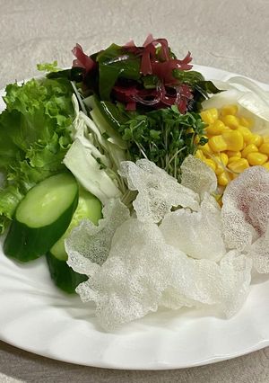 ライスペーパーのチップスをサラダに-レシピのメイン写真