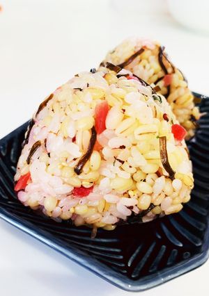 セブ○のもち麦もっちり！梅こんぶお握り-レシピのメイン写真