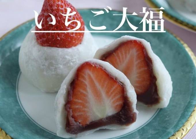 おはようございます おもちや て です☺︎ 本日、11時より営業いたします 定番の豆餅、大福餅、蓬大福餅と、きなこ餅、苺大福餅をご用意して皆様のお越しをお待ちしております  朝搗いたコシのあるお餅をひとつひとつお作りしております。時間が経つと固くなりやすい為お 