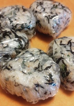 梅ひじきおにぎり-レシピのメイン写真