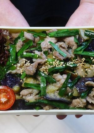 レンジで簡単★なすと豚肉とニラの丼弁当-レシピのメイン写真