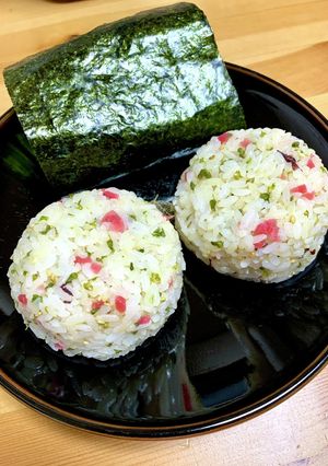 しその実とカリカリ梅のおにぎり-レシピのメイン写真