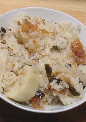 梅干の塩気がおいしい☆里芋の炊き込みご飯-レシピのメイン写真