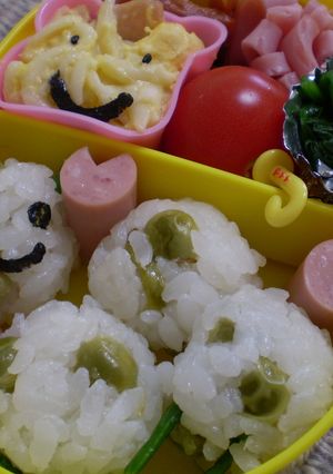 あおむし君と桜のお弁当☆簡単キャラ弁-レシピのメイン写真