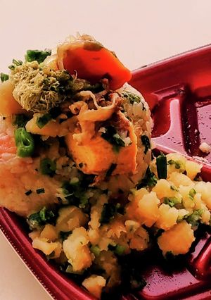 “肉じゃが卵とろろ昆布パッカンおにぎり”-レシピのメイン写真