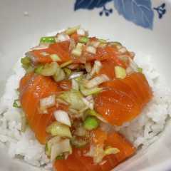 รูปของ ネギだれ サーモン丼✩.*˚